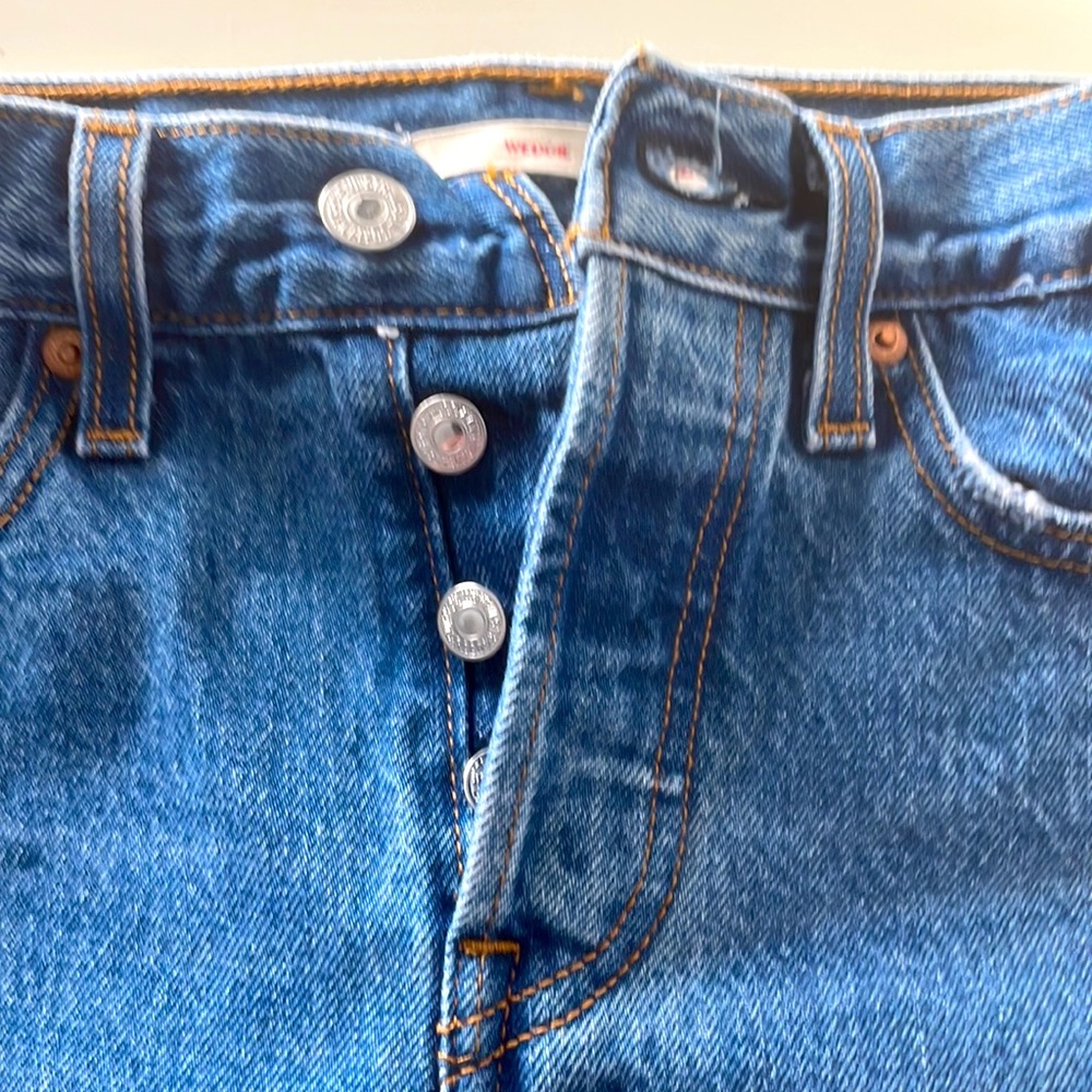 Women’s Levi’s Wedgie Straight with Frayed Hem and Button Fly - Picture 4 of 4